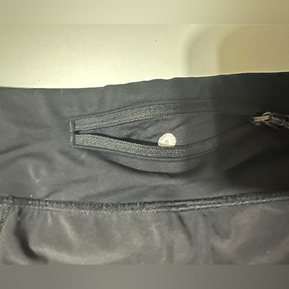 Lululemon Speed Up Low-Rise Lined Short 2.5" worn - Picture 2 of 7